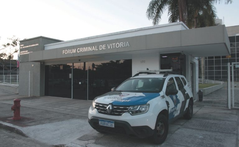 Acusada de envenenar médico é interrogada pela Justiça em Vitória