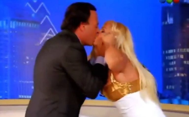 Acusado de abuso sexual, Julio Iglesias já forçou beijos em apresentadora