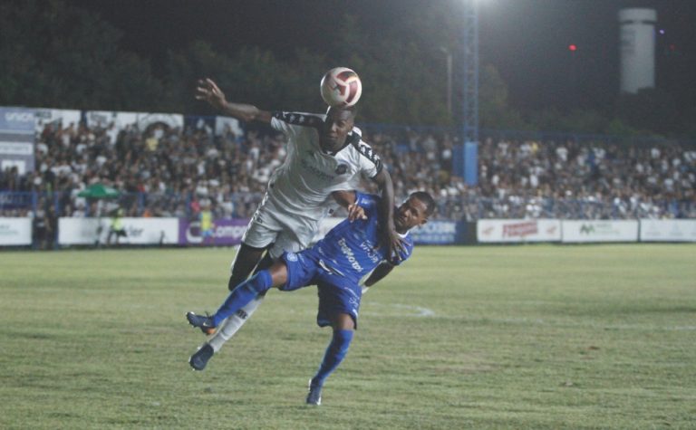 Apesar da chuva, clássico Vitória x Rio Branco é mantido no Salvador Costa