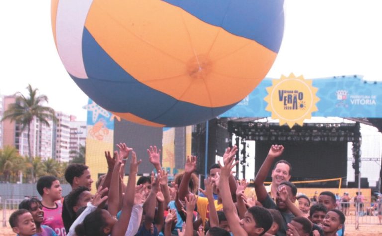 Arenas de verão com oficinas, dança e esportes nas praias