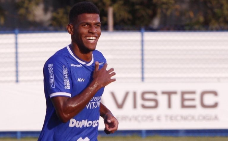 Artilheiro do Vitória ganha chance entre os titulares e projeta novo duelo