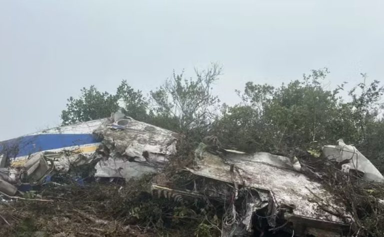 Avião cai com 15 pessoas na Colômbia; ninguém sobreviveu