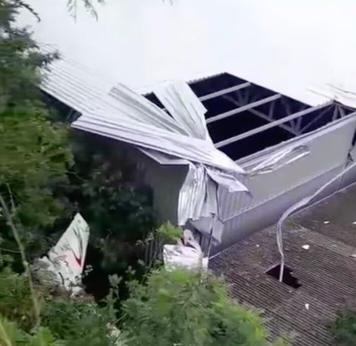 Avião de pequeno porte cai em galpão de oficina em Guarapari, no Espírito Santo