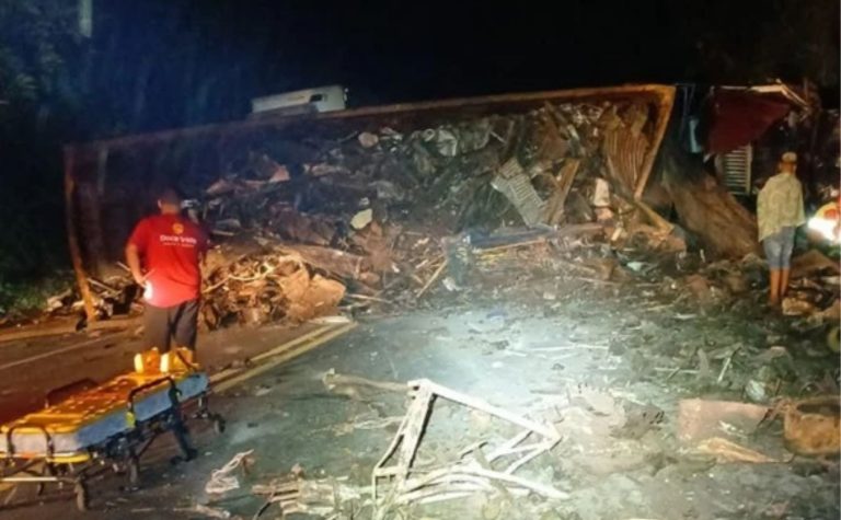 BR 101 fica interditada após carreta tombar e carga cair na pista em Mimoso do Sul