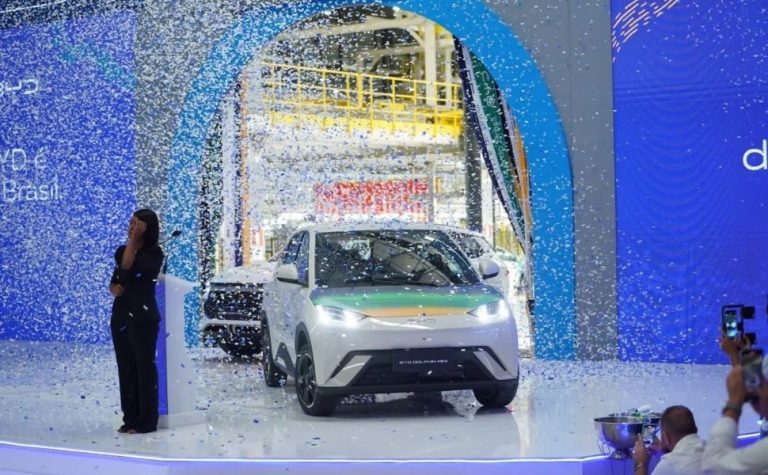 Gigante chinesa BYD bate Tesla com recorde de vendas anuais de carros elétricos