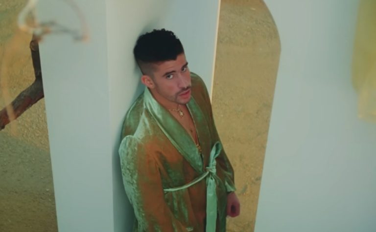 Bad Bunny é processado em US$ 16 milhões por uso indevido de voz de mulher