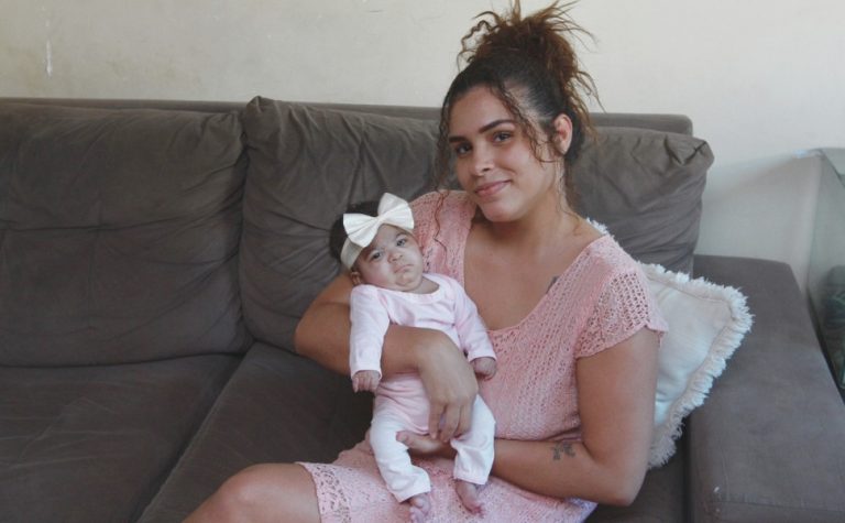 Bebê que nasceu com 655 gramas tem alta com festa