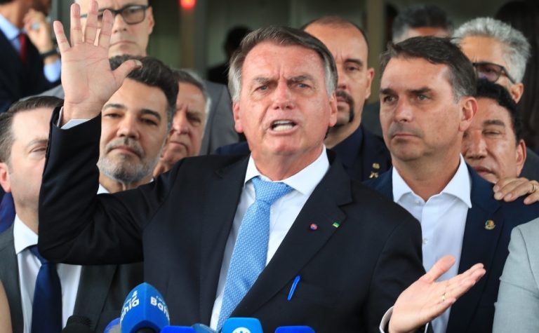 Bolsonaro faz série de pedidos na prisão, de Smart TV a alimentação