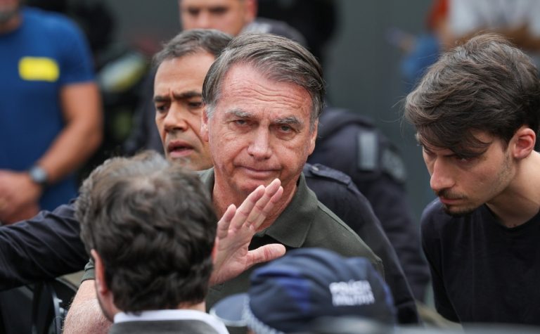 Bolsonaro caiu ao tentar andar e teve traumatismo craniano leve, diz médico
