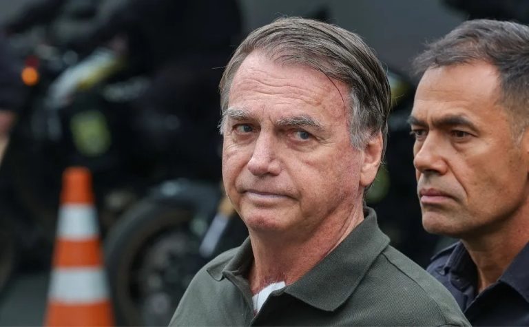 Bolsonaro tem alta, deixa hospital e volta à prisão na PF após decisão de Moraes