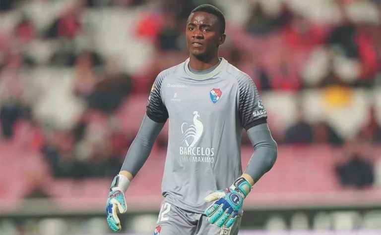 Botafogo e Flamengo travam disputa para contratar goleiro destaque em Portugal
