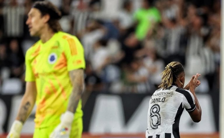 Botafogo goleia Cruzeiro com show de Danilo e quebra tabu de quase 10 anos
