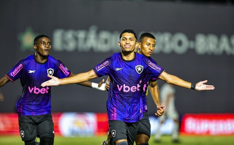 Botafogo usa reservas e bate Portuguesa em jogo com dez cartões no Carioca