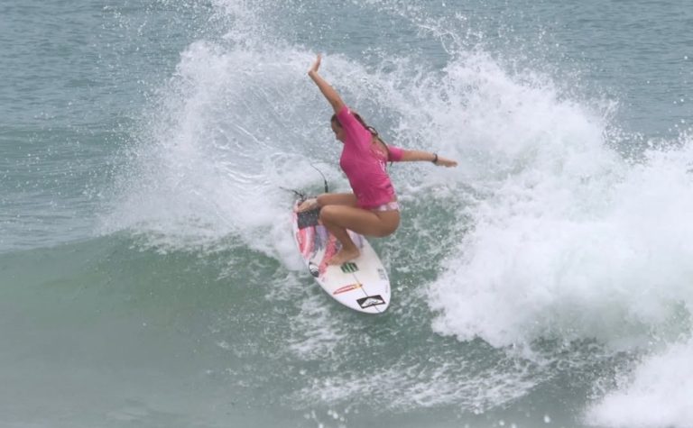 Brasileira é atingida por água-viva em eliminação do Mundial Júnior de Surfe