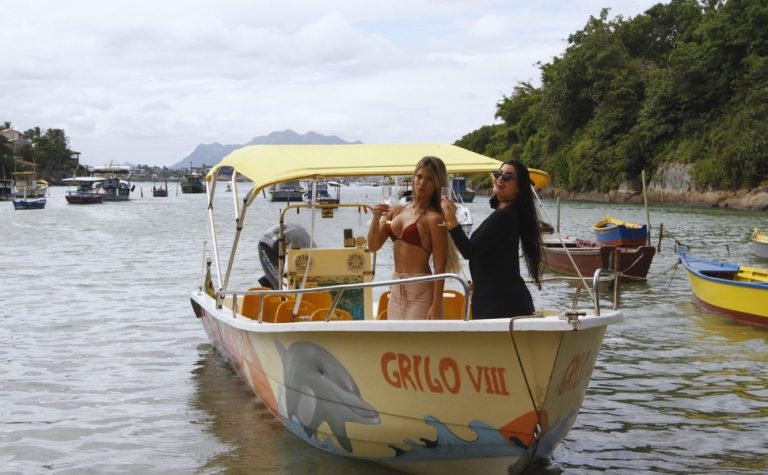 Bustour, passeio de lancha e prancha voadora: atrações do Verão no Espírito Santo