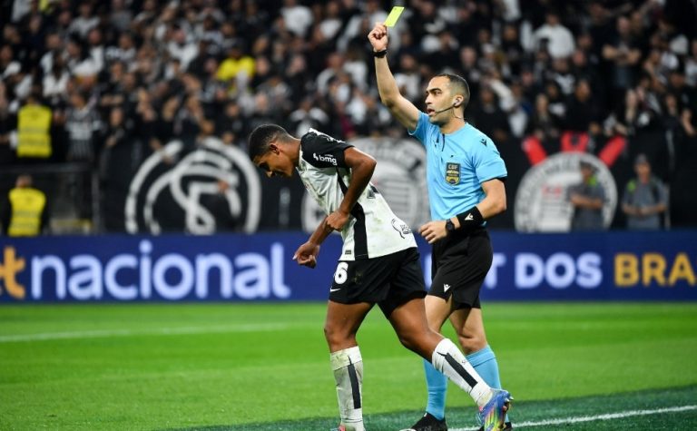 Capixaba Davi Lacerda entre os árbitros de elite da CBF