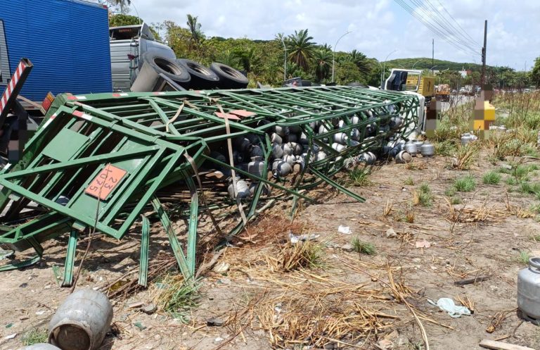 Carga de gás de cozinha é saqueada após caminhão tombar na BR-101, no Recife