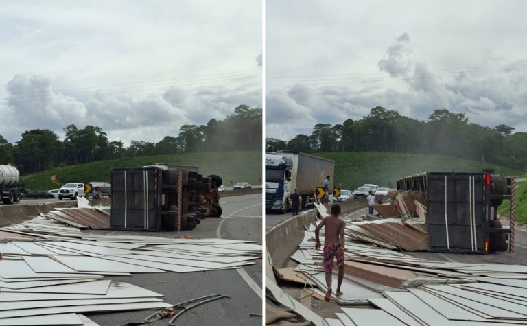 Carreta tomba e interdita trânsito na BR-101 em Ibiraçu