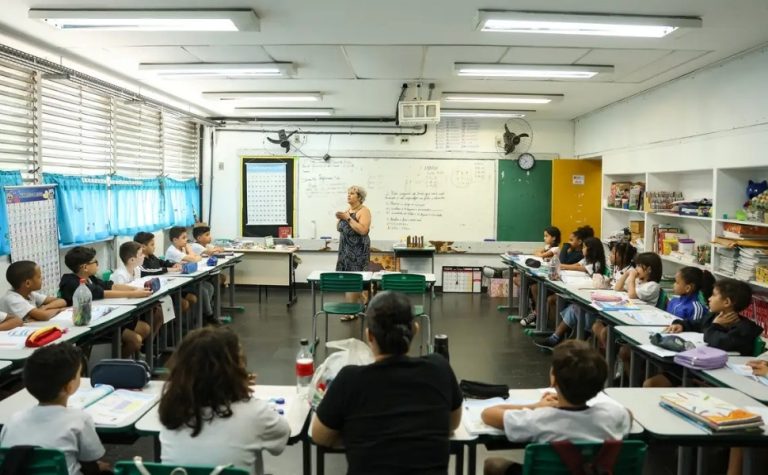 Governo Lula terá MP para reajustar piso dos professores acima da inflação