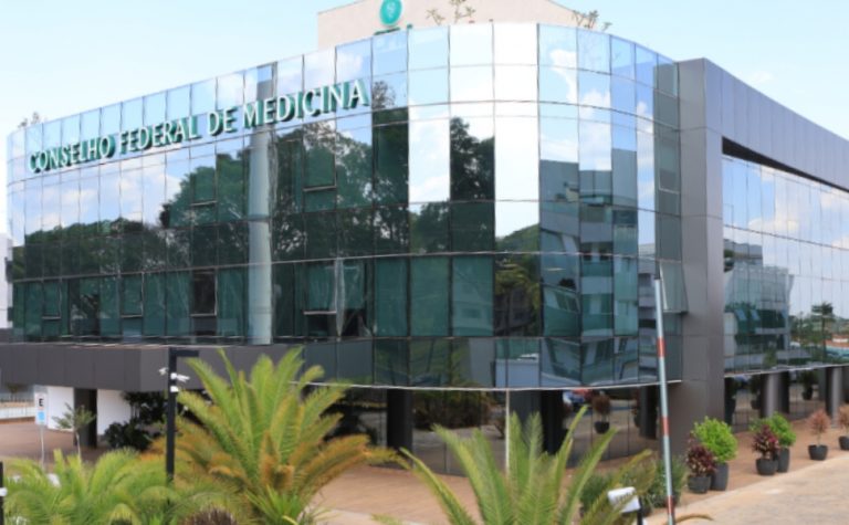 Cursos com nota baixa no Enamed podem deixar 13 mil alunos sem CRM