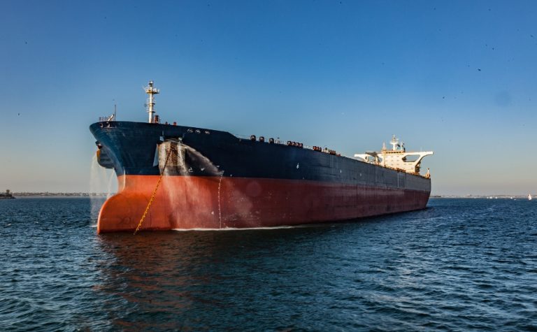 EUA apreendem dois navios que transportariam petróleo da Venezuela