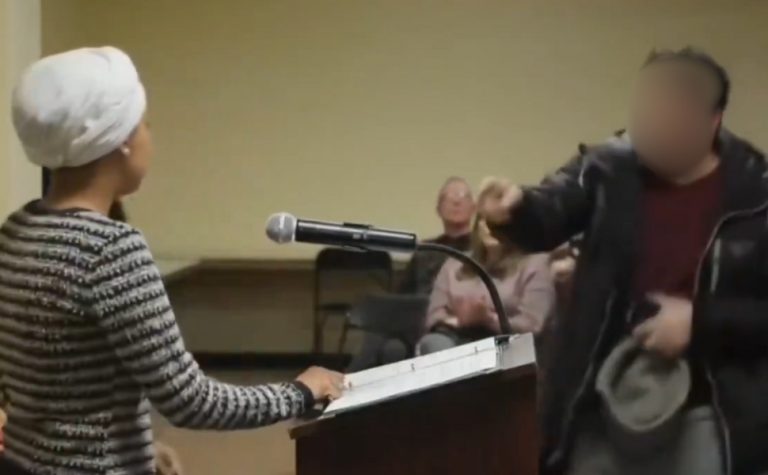 EUA: homem usa seringa para jogar líquido desconhecido em deputada democrata