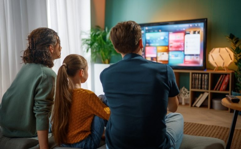 Especialistas recomendam quebrar o aparelho de TV box pirata