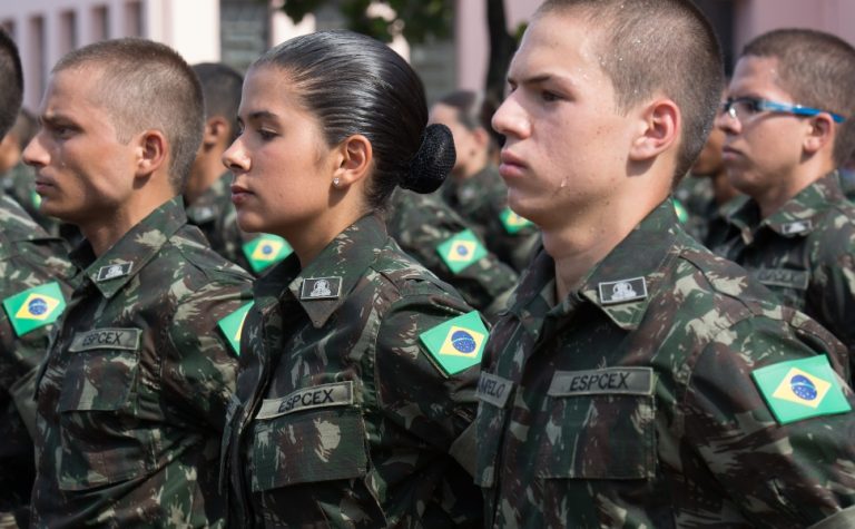 Exército faz seleção para alistamento militar de homens e mulheres