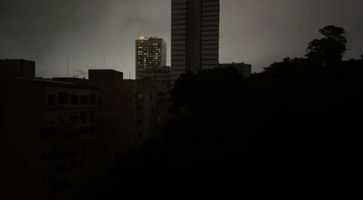 Falta de luz no Rio: moradores e comerciantes de Copacabana e Leme enfrentam três dias sem energia