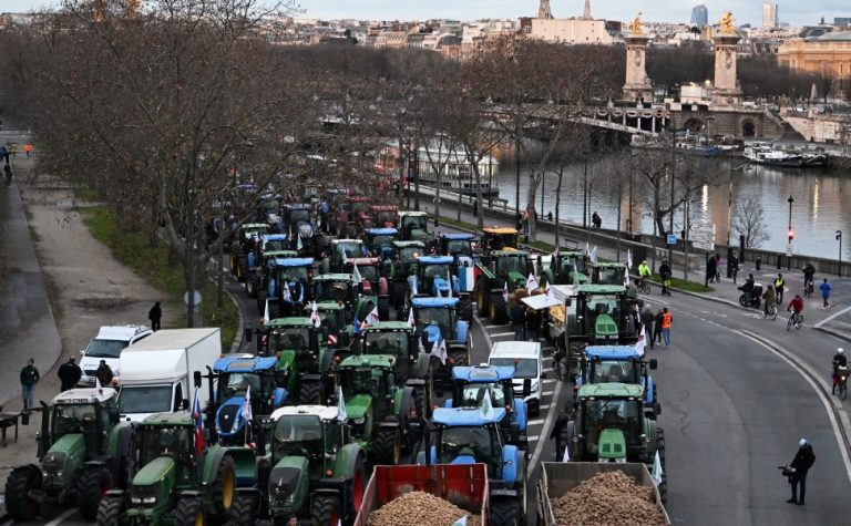 Fazendeiros franceses protestam com 350 tratores contra acordo entre UE e Mercosul