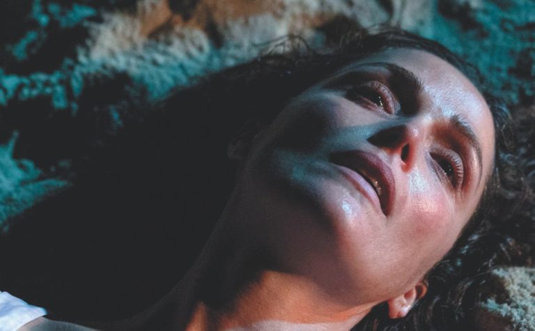 Filme de Mary Bronstein traz o “inferno da maternidade”