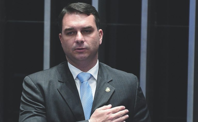 Flávio Bolsonaro busca apoio da direita internacional