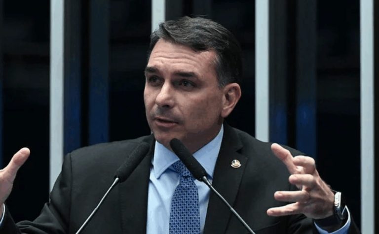 Flávio Bolsonaro vai atrás de ‘recall’ do pai em igrejas evangélicas