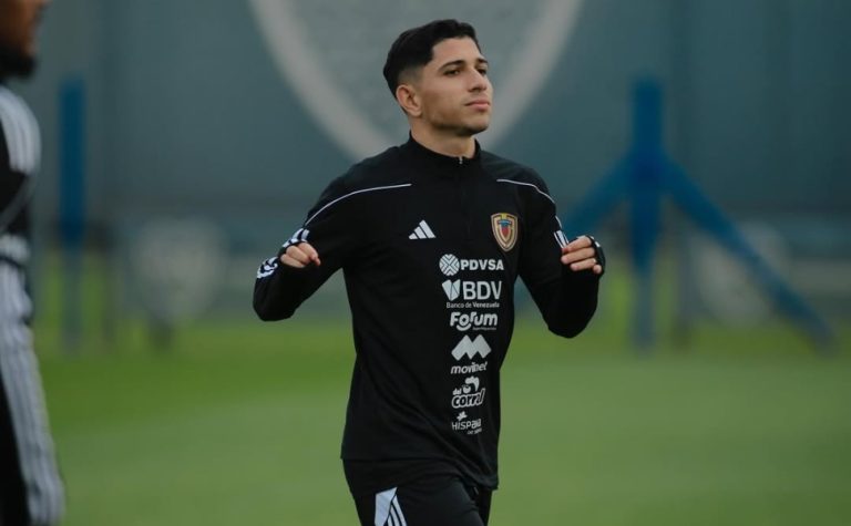 Fluminense fecha com Savarino e entra em campo animado