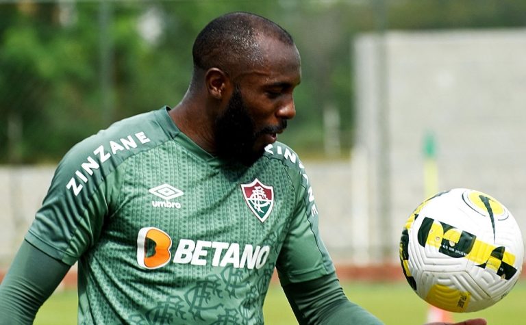 Fluminense não renova com Manoel e acerta venda de zagueiro