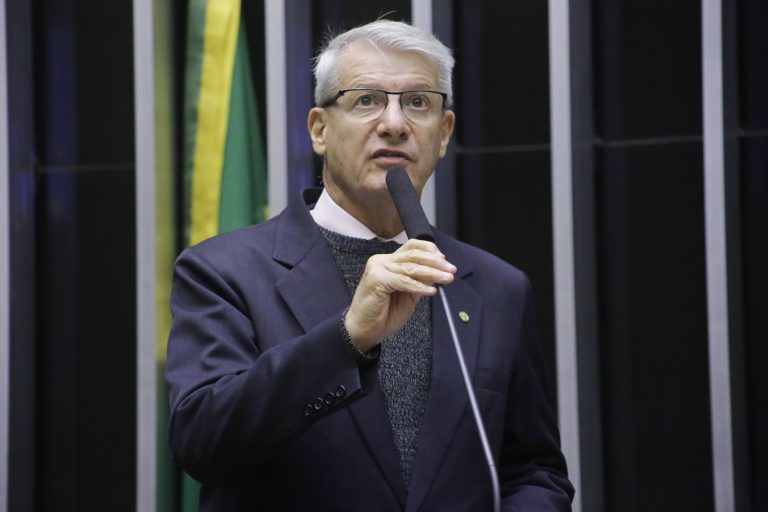 Folletto não disputa, mas fica à disposição do governo