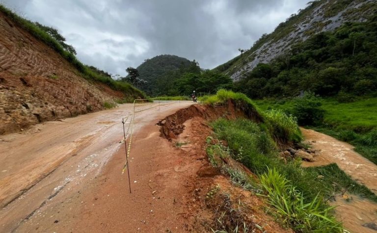Fortes chuvas interditam rodovia ES-379 em Muniz Freire