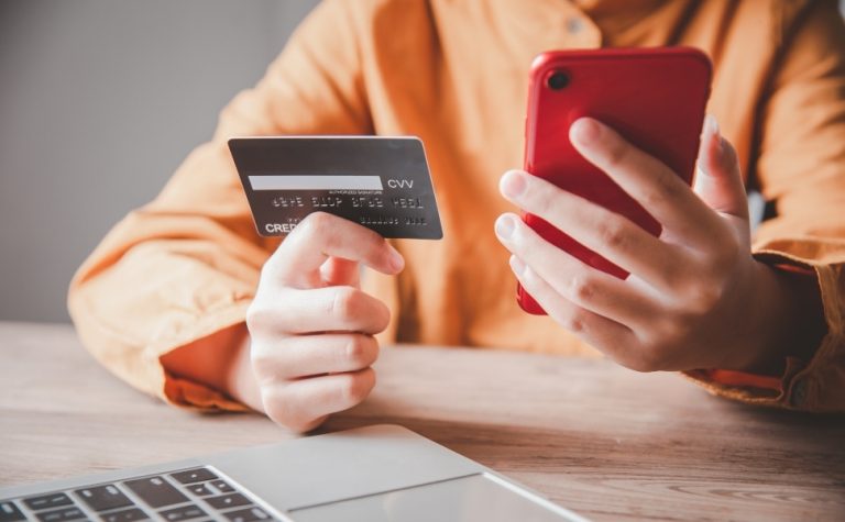 Fraudes digitais: hackers vendem cartões clonados a partir de R$ 40 na internet