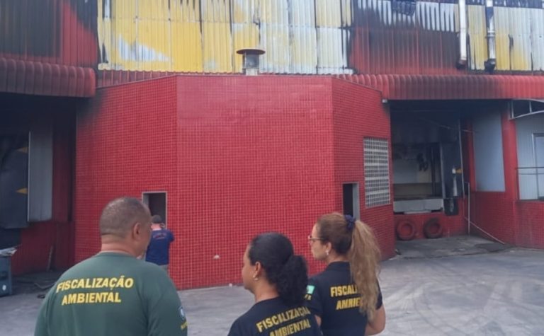 Frigorífico que pegou fogo é notificado por mau cheiro na Serra