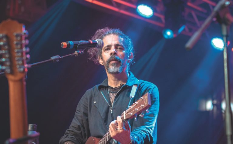 Fusão inédita de congo e folk em novo projeto de Sandrera