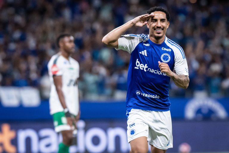 Cruzeiro massacra o Uberlândia no Mineirão
