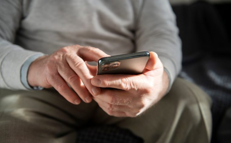 Golpes digitais: famílias reforçam vigilância para proteger idosos