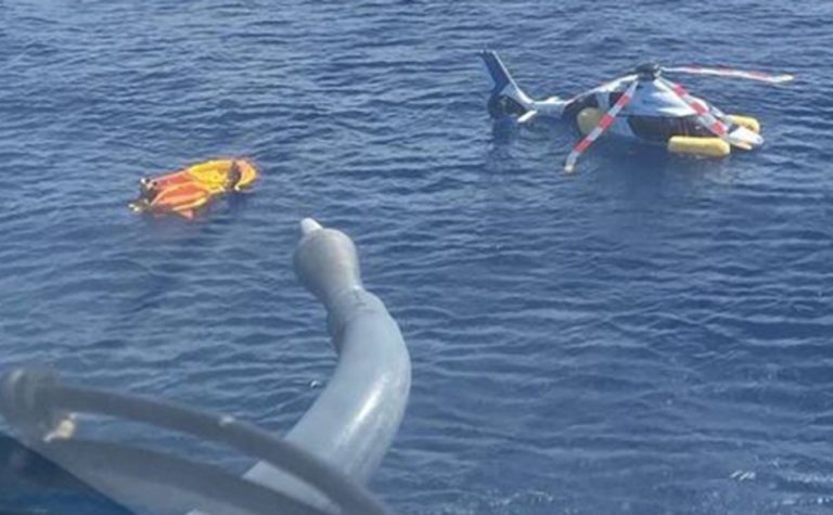 Helicóptero com trabalhadores de plataforma faz pouso forçado no mar em Cabo Frio