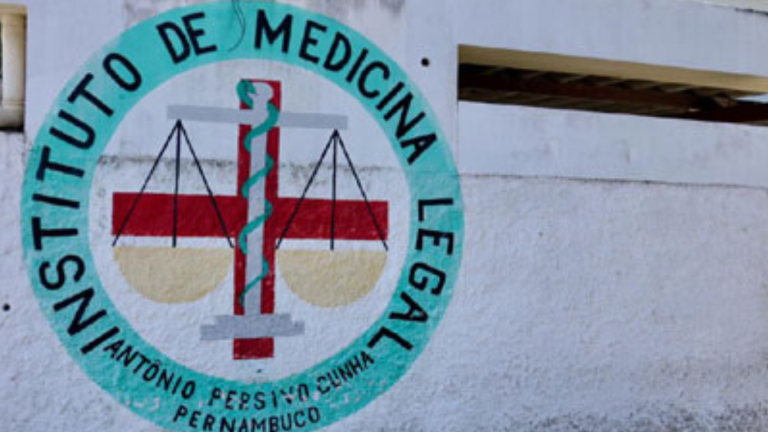 Homem é executado por grupo encapuzado dentro de residência em Olinda
