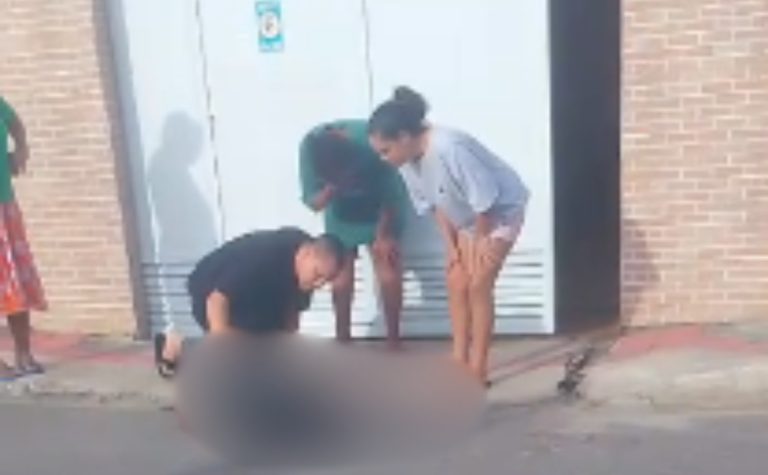 Homem é morto a facadas por vizinho na frente de casa em Vila Velha