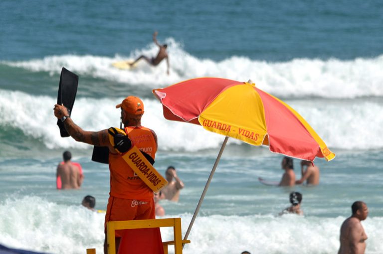 Homem morre após pular de pedra na Praia do Una, em Guarapari