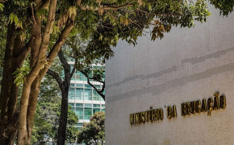 Imoral e inconstitucional, diz secretária do MEC sobre fim das cotas raciais em SC