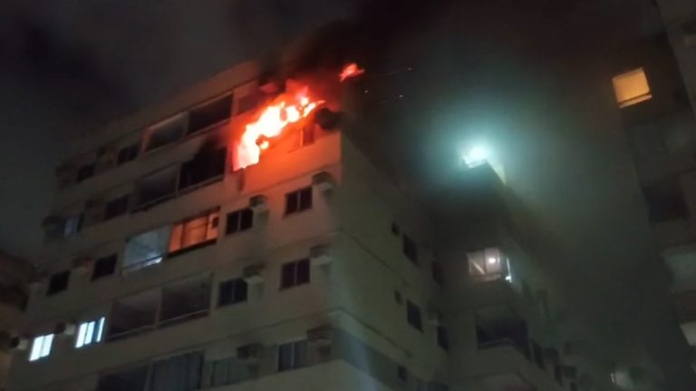 Incêndio atinge apartamento no 6º andar de condomínio em Paulista