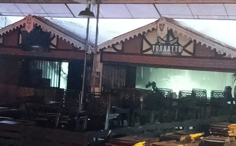 Incêndio destrói pizzaria situada na praça de alimentação em Domingos Martins