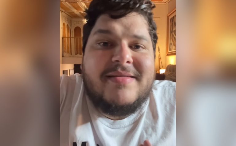 Influenciador com 200 kg acusa academia de negar matrícula na natação em SP